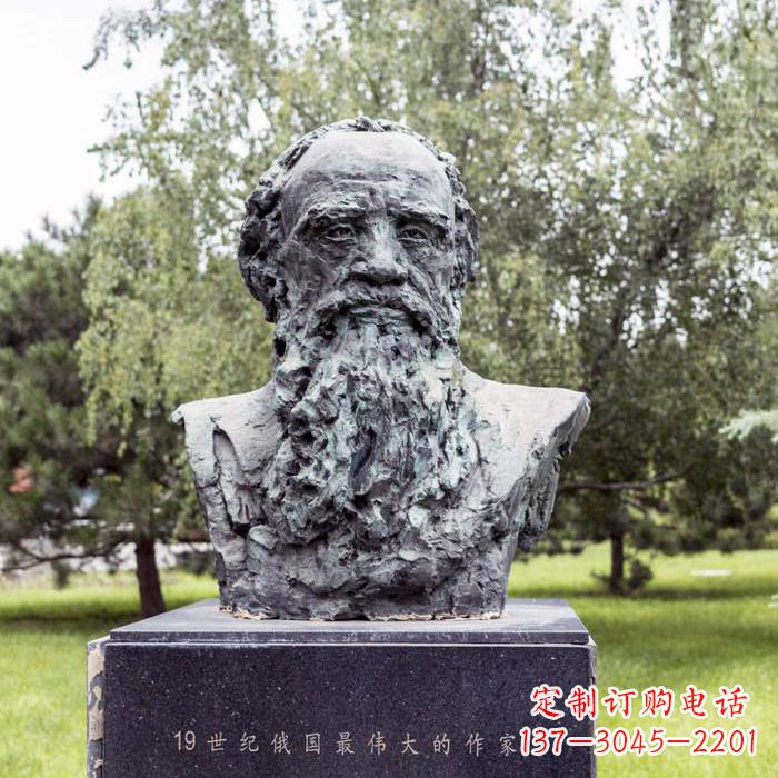 河南19世纪俄国最伟大的作家列夫·尼古拉耶维奇·托尔斯泰雕像