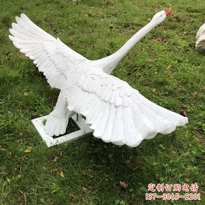 河南翱翔上天的白天鹅发光动物雕塑