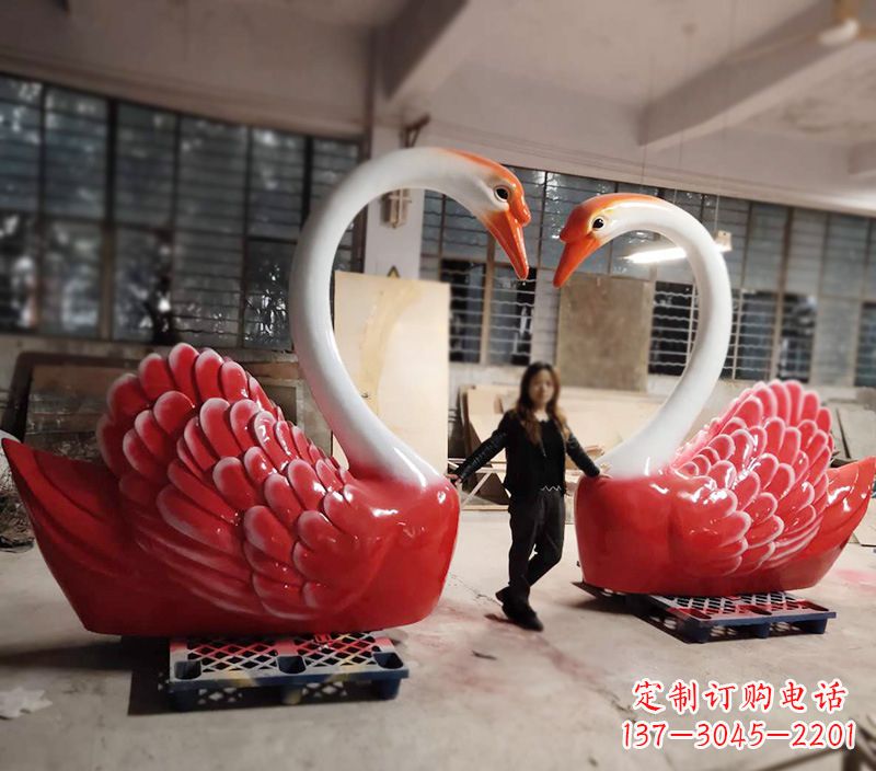 河南玻璃钢爱心天鹅门商场婚礼美陈景观摆件