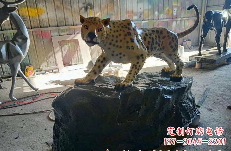 河南新颖豹子雕塑