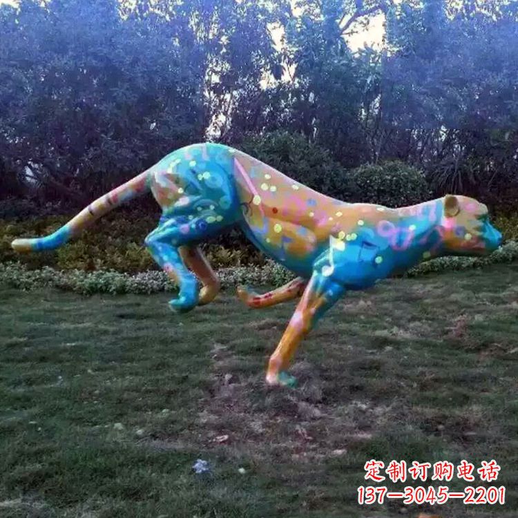 河南玻璃钢彩绘豹子雕塑-公园草坪动物雕塑摆件