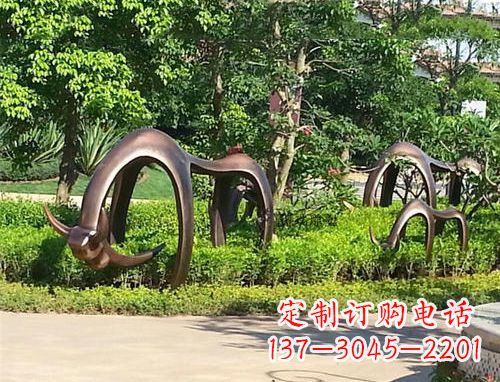 河南玻璃钢动物雕塑 抽象牛-公园草坪动物雕塑摆件