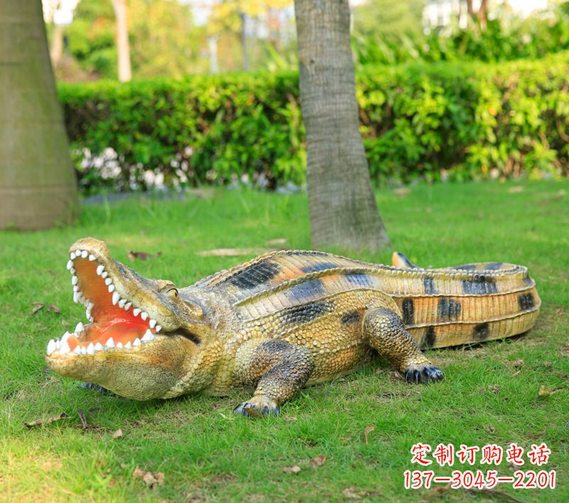 河南玻璃钢鳄鱼 草坪绿地仿真动物雕塑