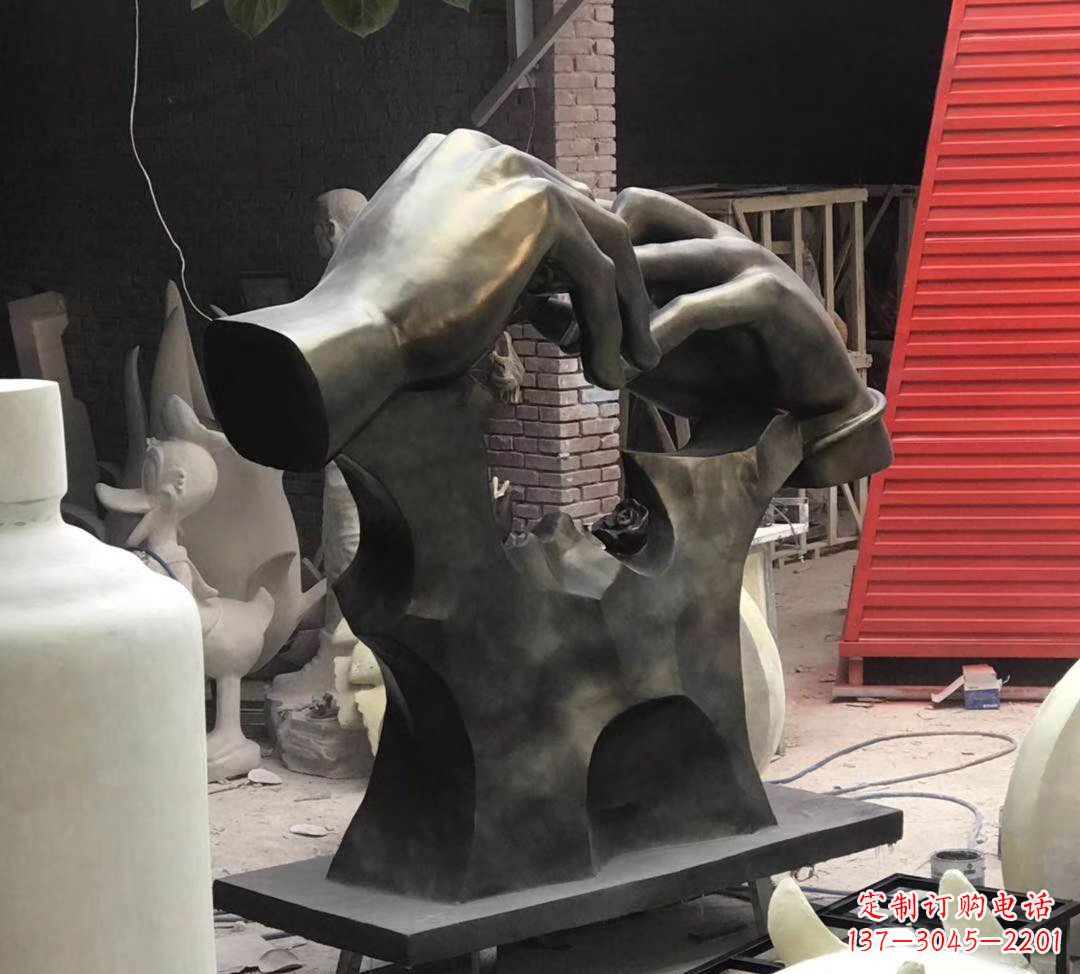 河南玻璃钢仿铜戒指雕塑浪漫情感的象征