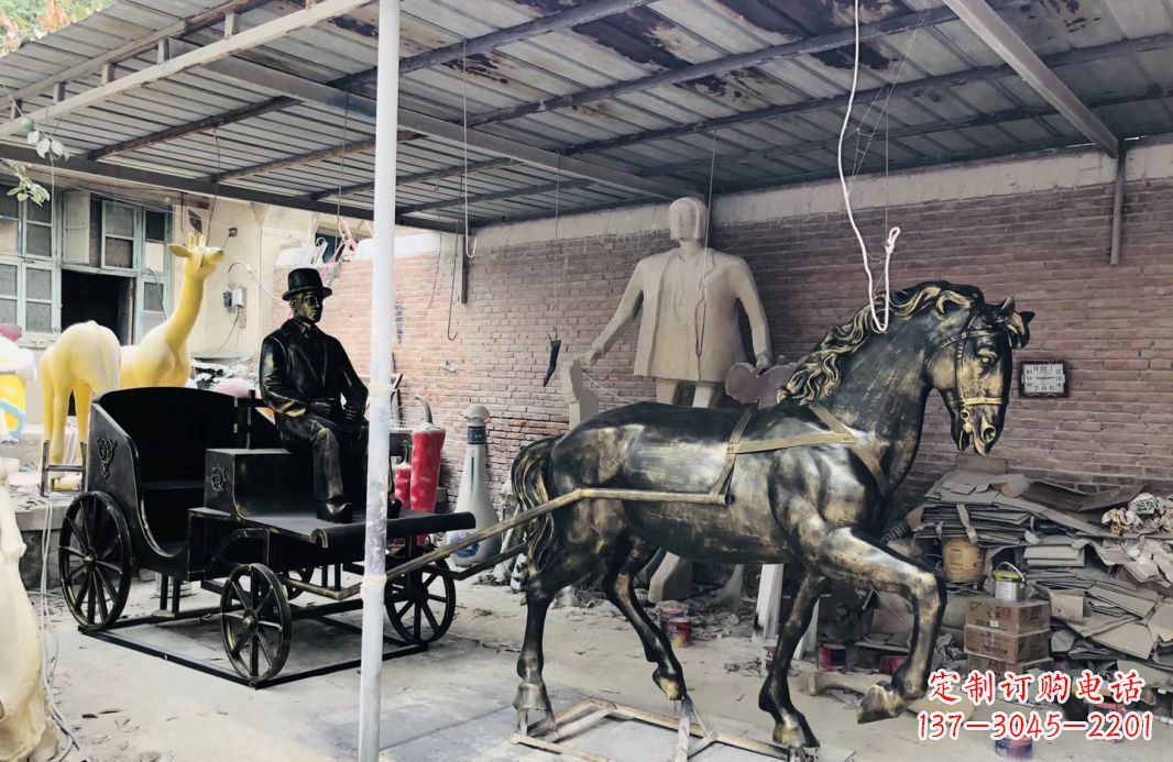 河南玻璃钢仿铜马车雕塑——给广场景观增添绚丽色彩