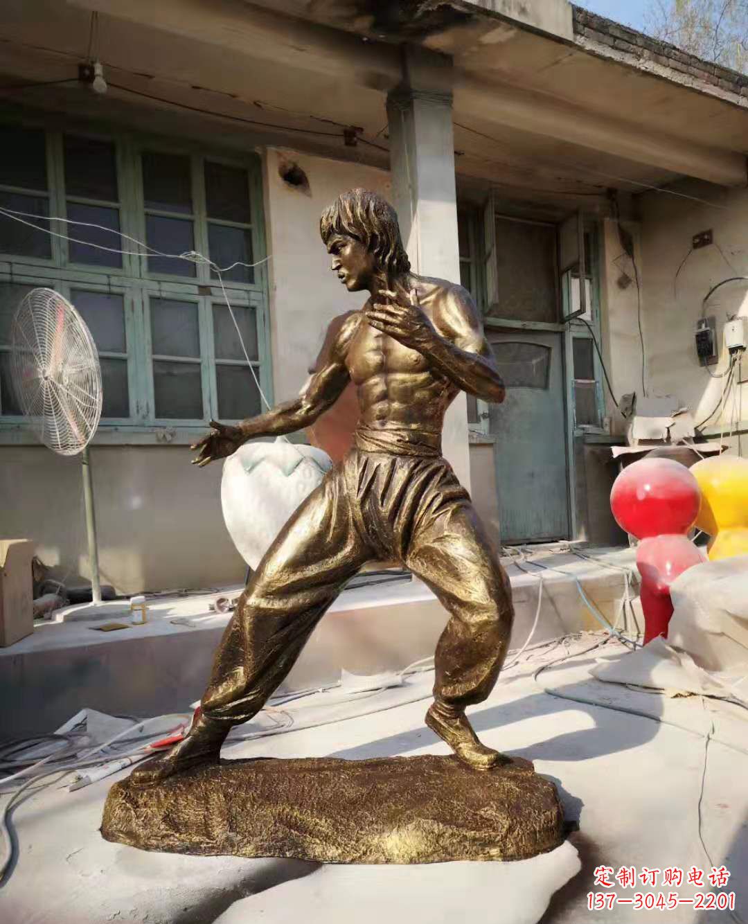 河南铜像传奇——李小龙雕塑