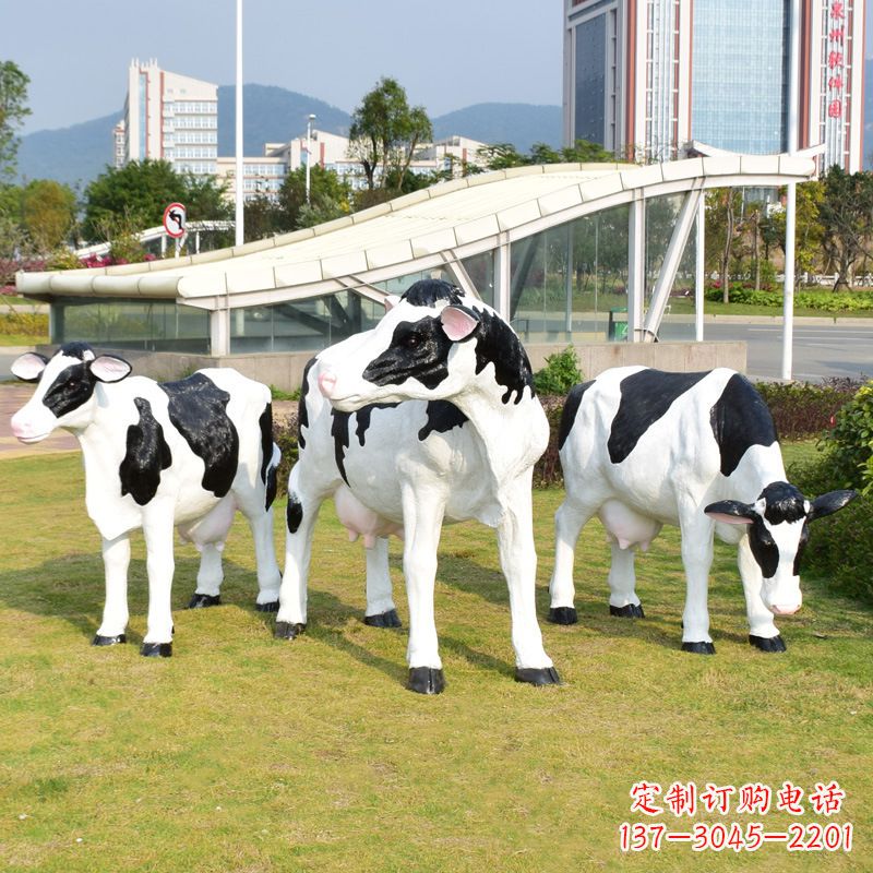 河南玻璃钢制作的仿真奶牛雕塑——装点园林草坪