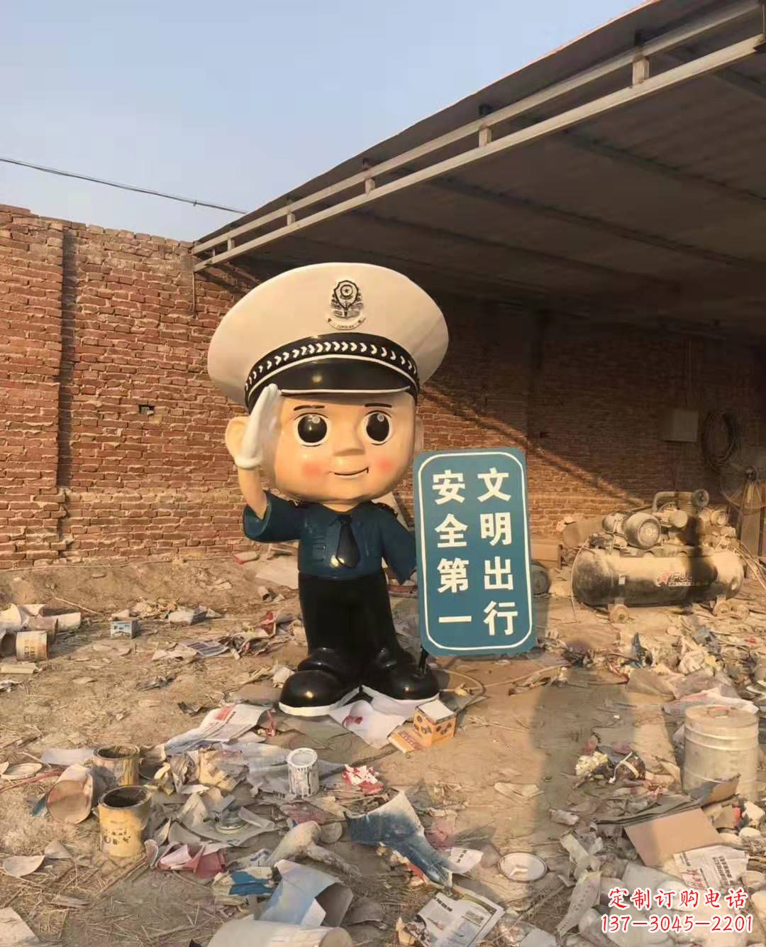 河南玻璃钢卡通警察雕塑公园广场安全警示语雕塑