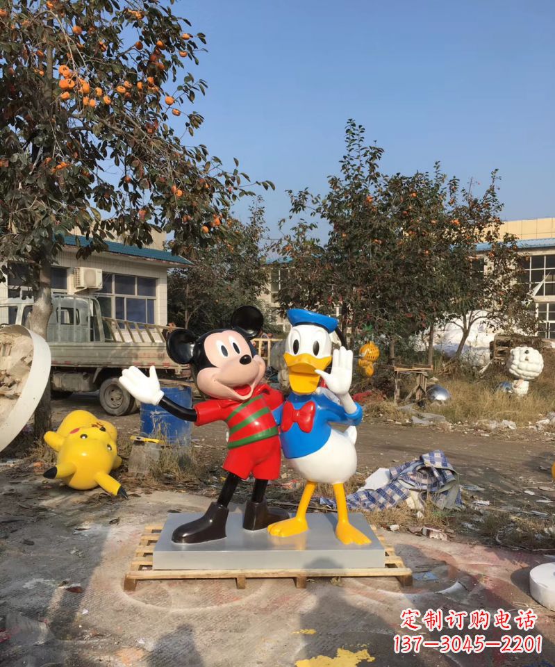 河南玻璃钢卡通唐老鸭和米老鼠雕塑公园卡通雕塑