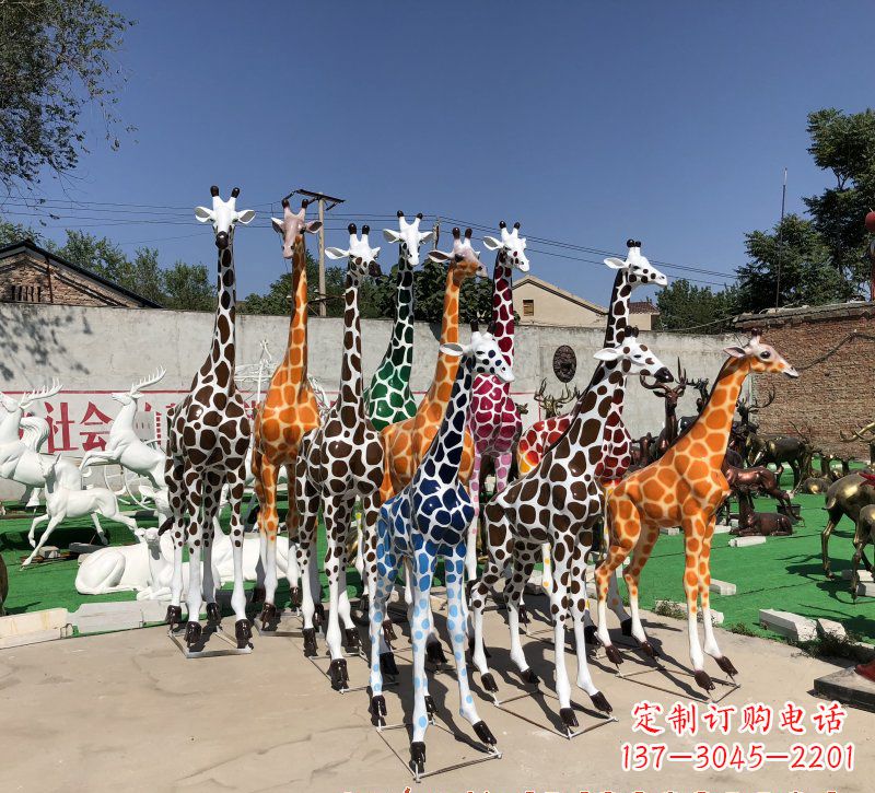 河南长颈鹿雕塑优雅的艺术品