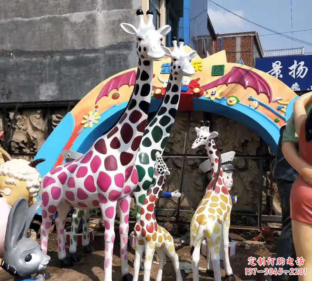 河南玻璃钢材质的长颈鹿雕塑——点缀公园景观