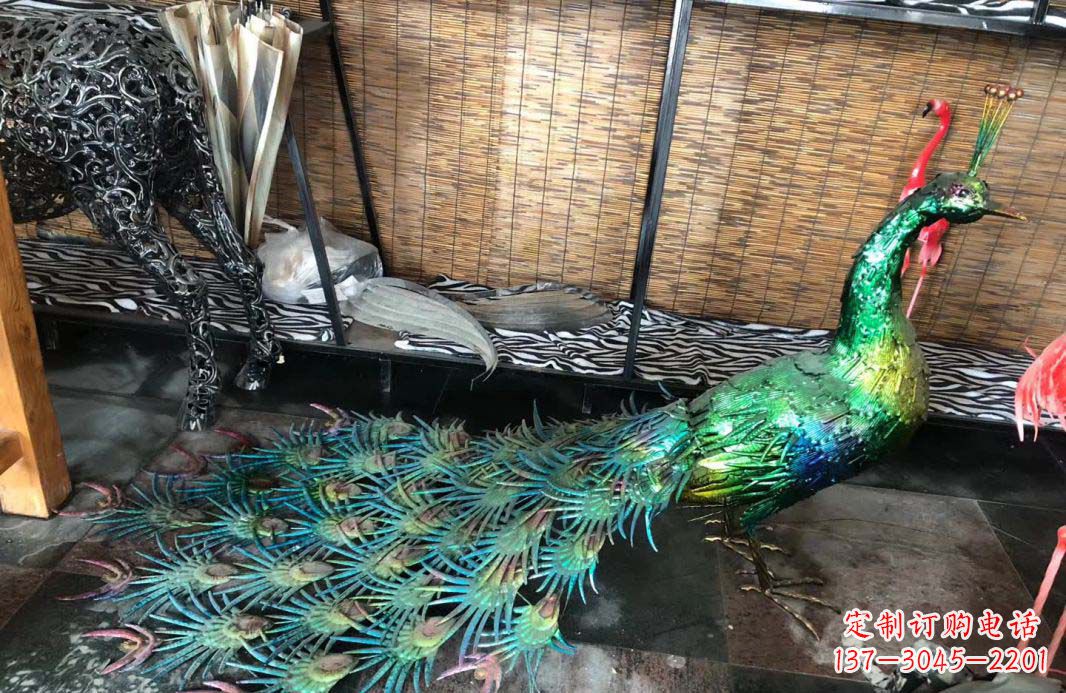 河南不锈钢彩色景观孔雀雕塑
