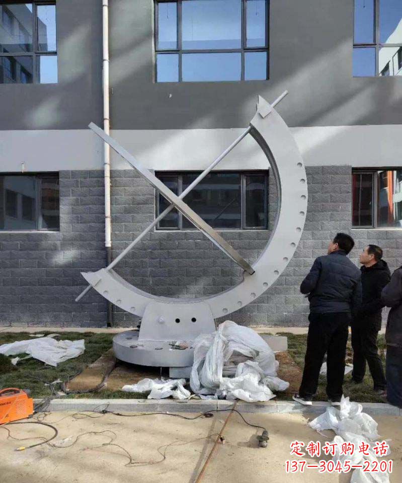 河南不锈钢日晷雕塑精致而优雅