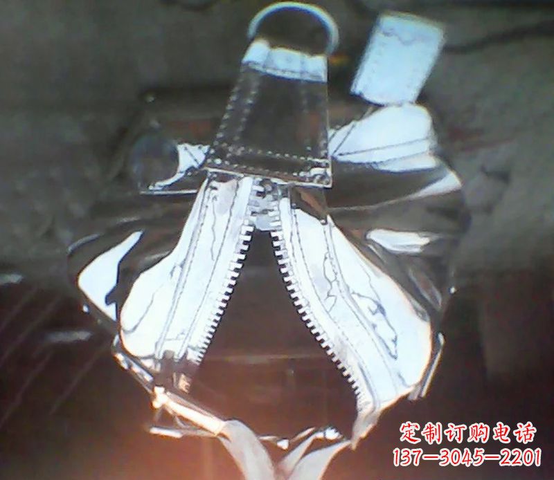 河南不锈钢创意手提包细节雕塑