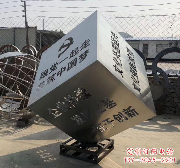 河南不锈钢灯饰魔方雕塑——精妙艺术