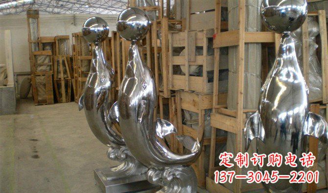 河南不锈钢顶球海豚雕塑融合精美艺术与实用功能
