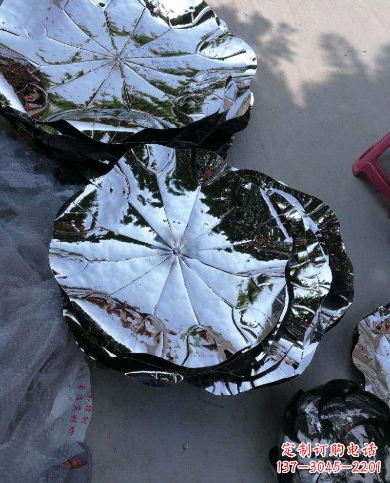 河南不锈钢锻造的莲花雕塑