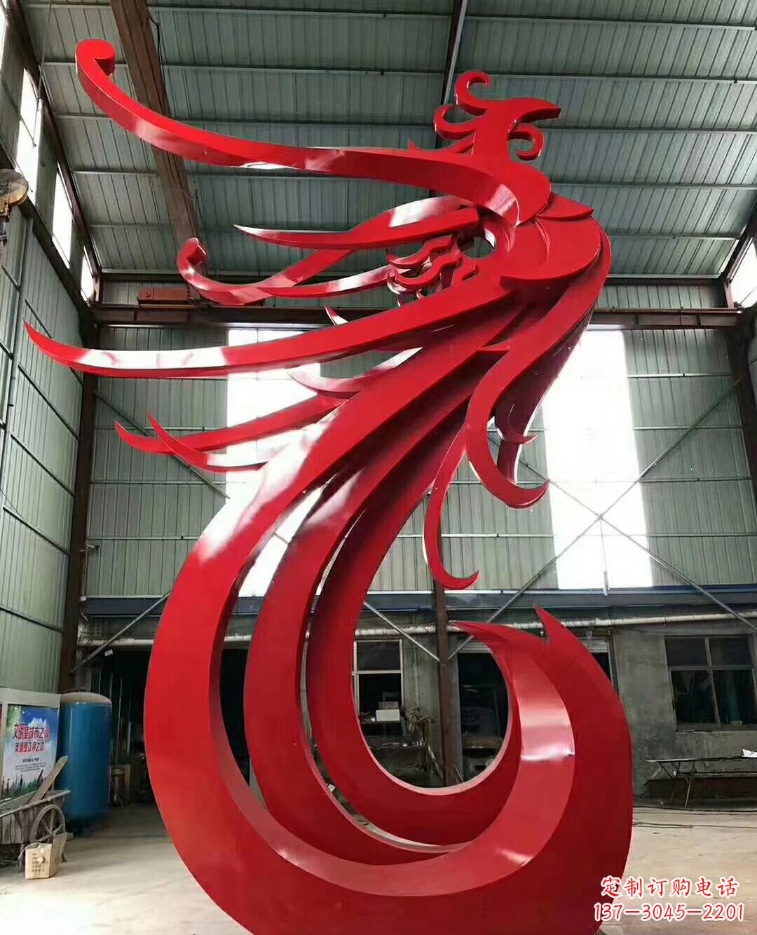 河南不锈钢凤凰雕塑象征着新生的力量