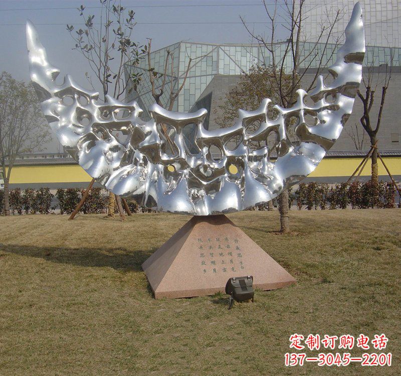 河南不锈钢月亮雕塑象征着无尽的美丽