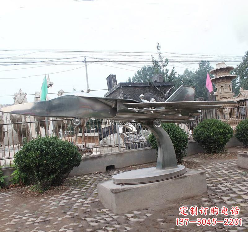 河南不锈钢飞机雕塑——一种象征着力量与和平的艺术品