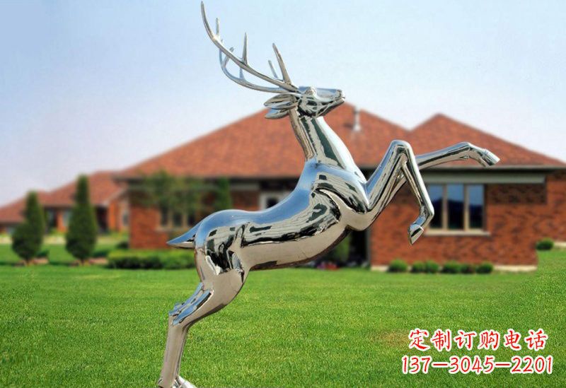 河南梅花鹿雕塑 镜面反射着璀璨美景