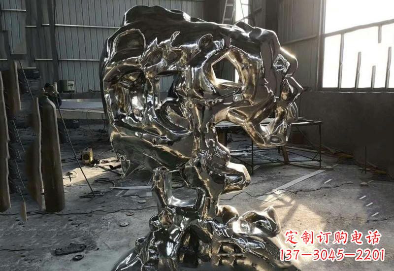 河南太湖石雕塑不锈钢公园的镜面之美
