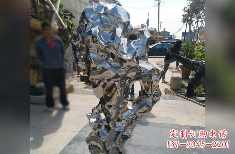 河南太湖石雕塑——点缀不锈钢公园