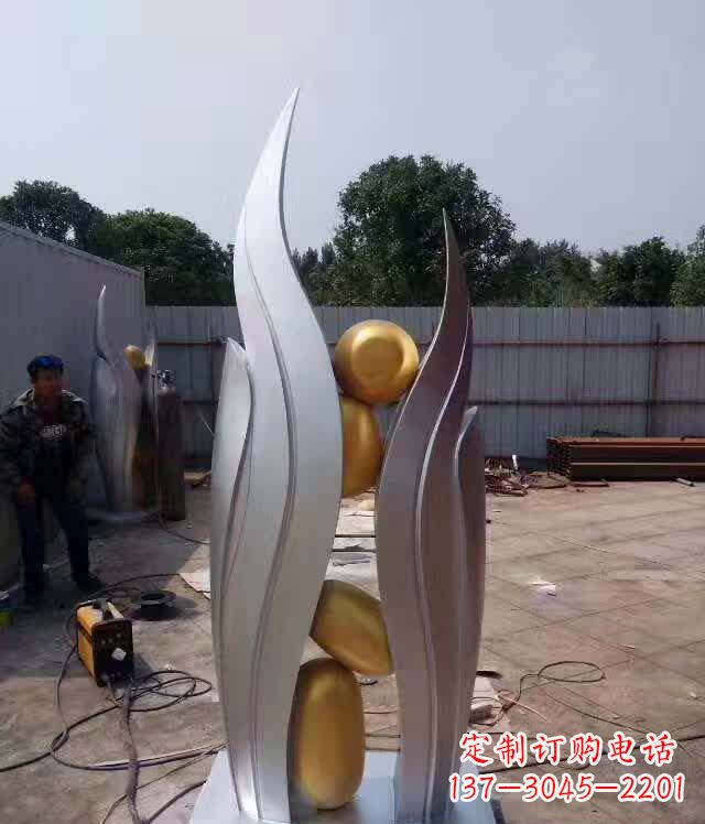河南不锈钢广场翅膀雕塑象征着自由之翼