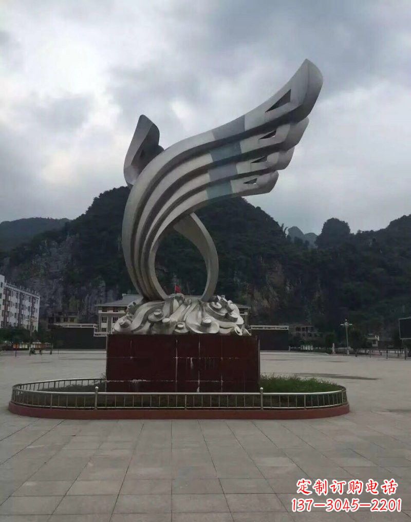 河南翅膀雕塑——环绕不锈钢广场的精美艺术品