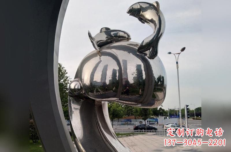 河南海浪下的海鸥雕塑