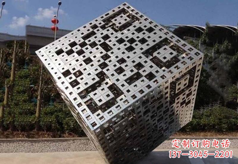 河南不锈钢广场上的魔方雕塑