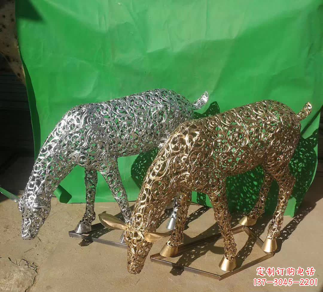 河南不锈钢广场上的梅花鹿雕塑