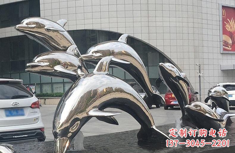 河南海豚雕塑——不锈钢广场上的跳跃动态