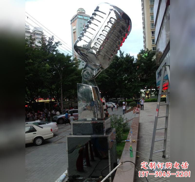 河南不锈钢话筒雕塑高贵而又精致