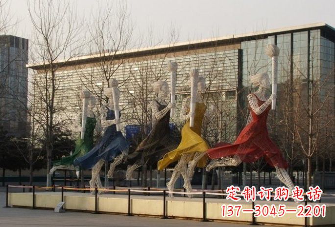 河南不锈钢火炬手雕塑象征着永恒的精神