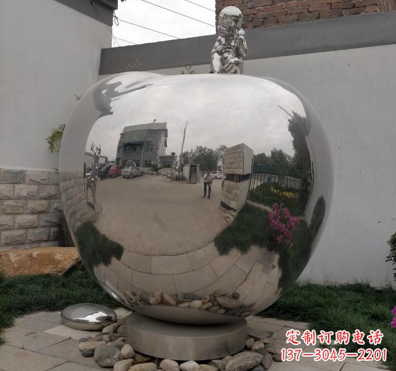 河南不锈钢金色苹果雕塑古典与现代的结合