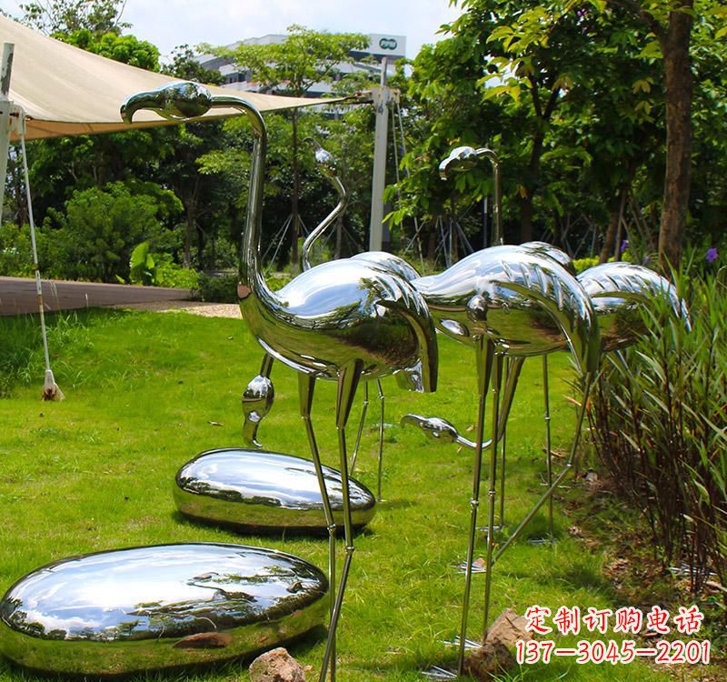 河南不锈钢镜面火烈鸟雕塑精美外形、多彩光泽
