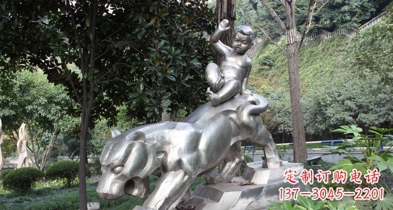 河南不锈钢老虎与小孩景观雕塑