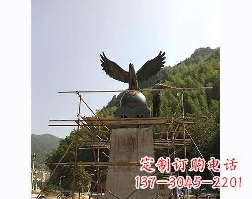 河南不锈钢老鹰踩地球雕塑