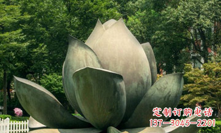 河南不锈钢莲花公园精美的雕塑装点