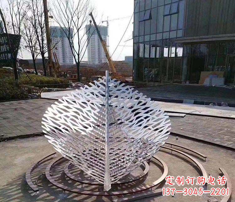 河南不锈钢镂空树叶雕塑精美雕刻的艺术