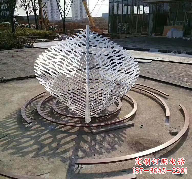 河南不锈钢镂空树叶雕塑——给环境带来美丽