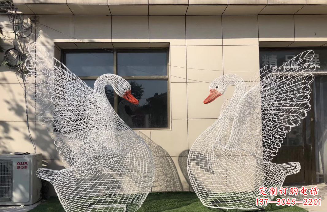 河南不锈钢镂空天鹅雕塑象征着美丽的永恒