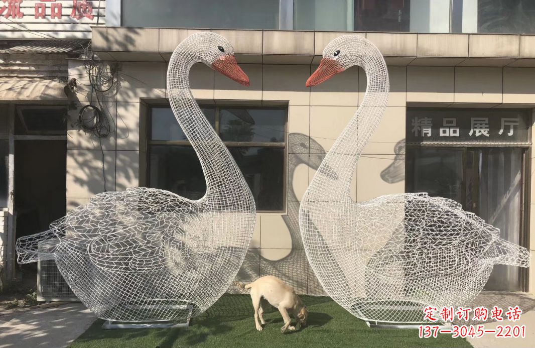 河南不锈钢镂空天鹅雕塑给室外增添美感