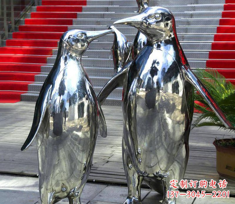 河南不锈钢企鹅雕塑传递着浓浓爱意