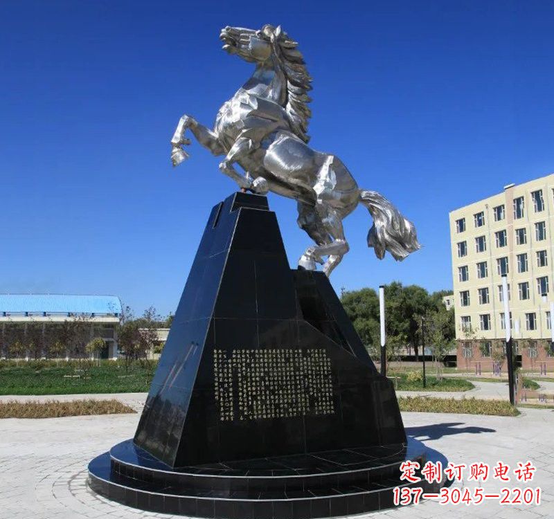 河南不锈钢企业广场上的马雕塑
