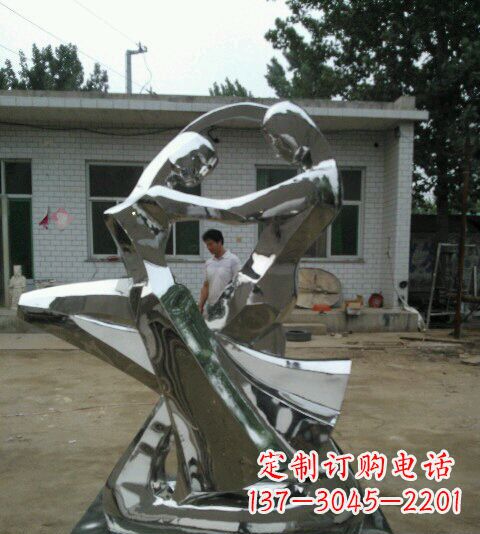河南浪漫的不锈钢情侣雕塑