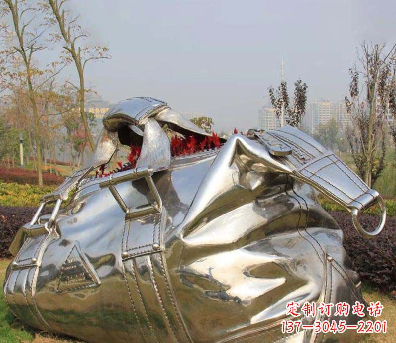 河南精美不锈钢手提包雕塑
