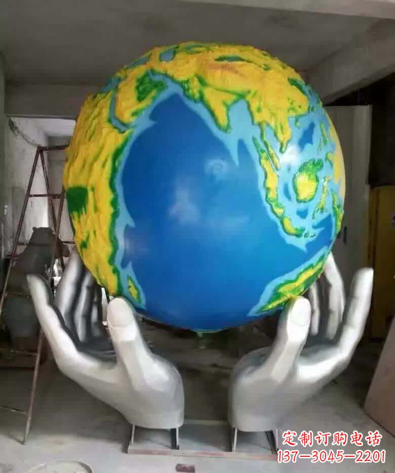 河南不锈钢手托地球雕塑精美的艺术作品