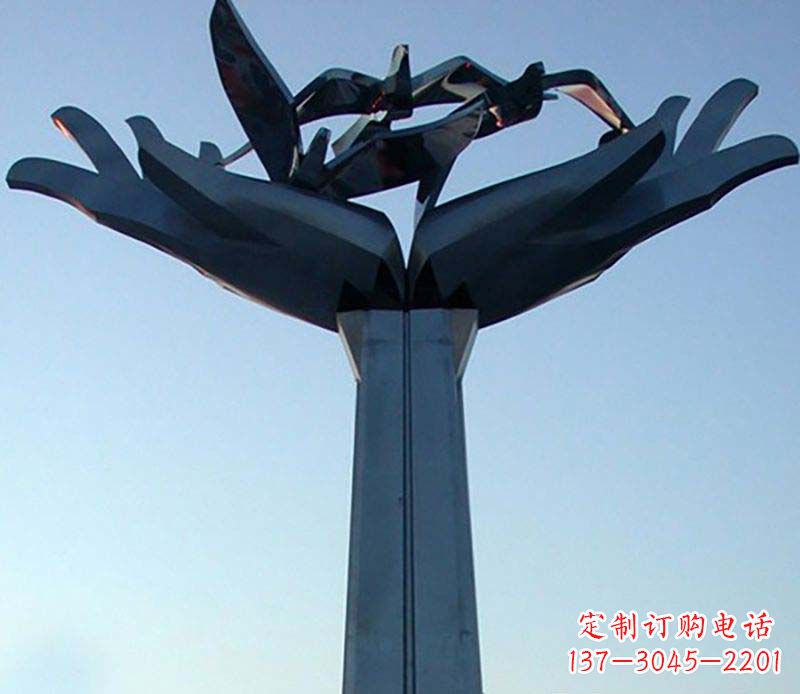 河南不锈钢手托鸽子雕塑象征着和平与爱